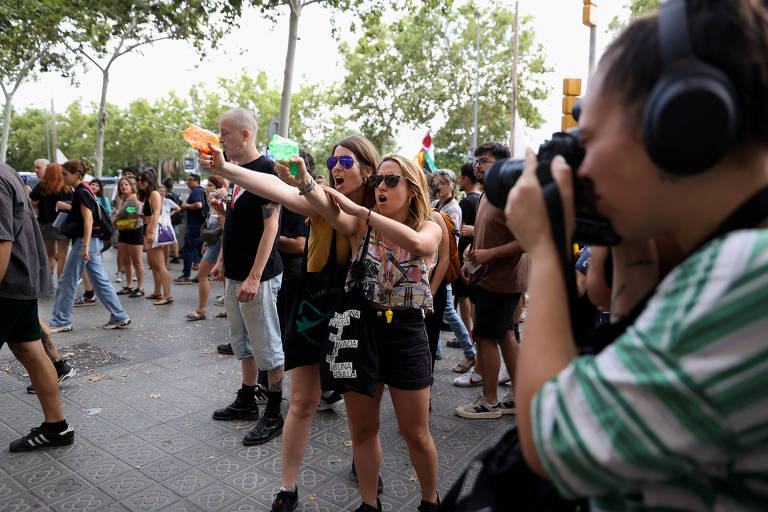 Moradores de Barcelona atiram em visitantes com pistolas de água para protestar contra turismo