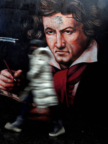 FILE PHOTO: A mural of Ludwig van Beethoven is seen at a pedestrian tunnel ahead of his 250th birth anniversary in Bonn, Germany December 13, 2019. REUTERS/Leon Kuegeler/File Photo ORG XMIT: FW1