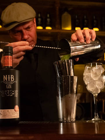 Frigobar Speakeasy, em Perdizes, tem drinques autorais como o Frigo Punch, feito com Jack Daniels, rum, vinho do Porto rubi, xarope de framboesa, limão, bitter e noz moscada