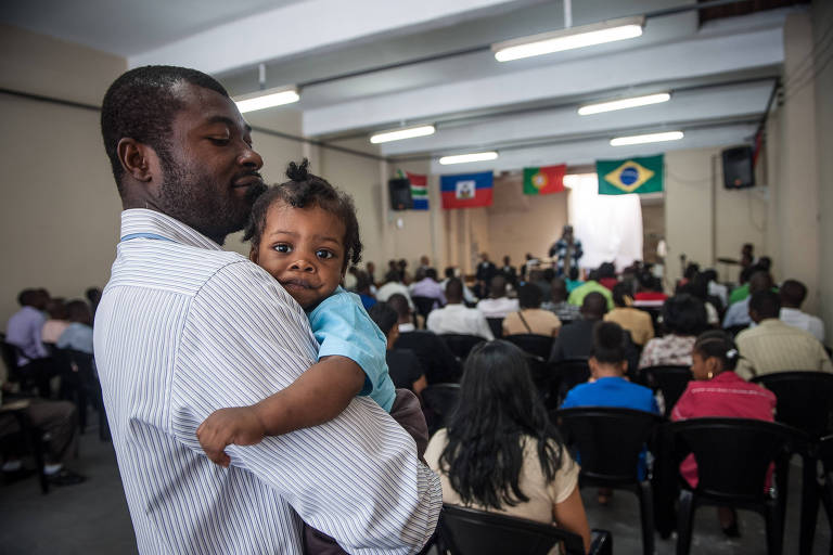 Defensoria da União pede na Justiça dispensa de visto para haitianos autorizados a reunião familiar