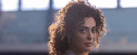 PEDAÇO DE MIM. (L to R) Juliana Paes as Liana in Pedaço de Mim. Cr. Marcos Serra Lima / Netflix © 2024 *** Local Caption *** mulher com cabelos cacheado  está usando um casaco cinza e brincos de pérola