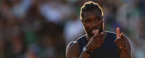 EUGENE, OREGON - JUNE 28: Noah Lyles interacts with fans before competing in the men's 200 meter semi-final on Day Eight of the 2024 U.S. Olympic Team Track & Field Trials at Hayward Field on June 28, 2024 in Eugene, Oregon.   Patrick Smith/Getty Images/AFP (Photo by Patrick Smith / GETTY IMAGES NORTH AMERICA / Getty Images via AFP)