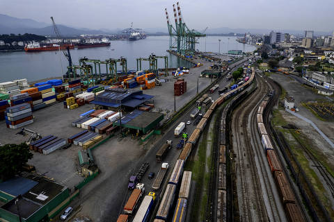 Santos, SP, BRASIL, 04-07-2024:  Gargalos de acessibilidade para caminhoes no Porto de Santos: Movimento de caminhoes na av Eng Augusto Barata no Porto de Santos (Foto: Eduardo Knapp/Folhapress, MERCADO)