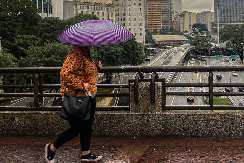 SÃO PAULO - SP - BRASIL - 09-07-2024 - Pessoas caminhando com guarda chuva no Viaduto do Chá - Centro Histórico de São Paulo. (Foto: Rafaela Araújo/Folhapress) *** EXCLUSIVO FOLHA DE SÃO PAULO ***