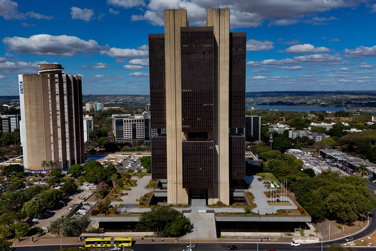 Governo sinaliza acordo, e Senado adia votação de PEC do Banco Central