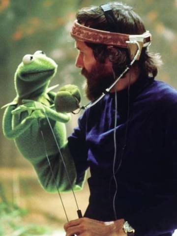 Jim Henson e sua criação mais famosa, o fantoche de Caco, o Sapo