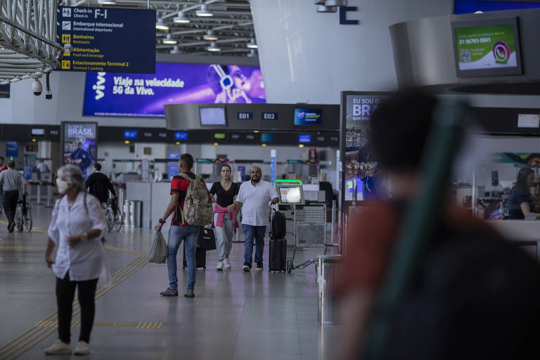 Pessoas circulam no aeroporto do Galeão, na zona norte do Rio; terminal teve aumento de passageiros após restrições a voos no Santos Dumont