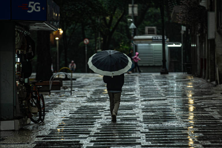 Semana começa com chuva e volta do frio em São Paulo