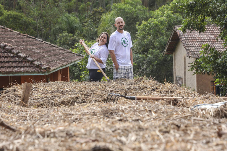 O casal Marina Sierra e Adriano Sgarbi, fundadores da Planta Feliz, que oferece serviço de coleta doméstica de resíduos orgânicos para compostagem e produção de adubo e fertilizante orgânicos