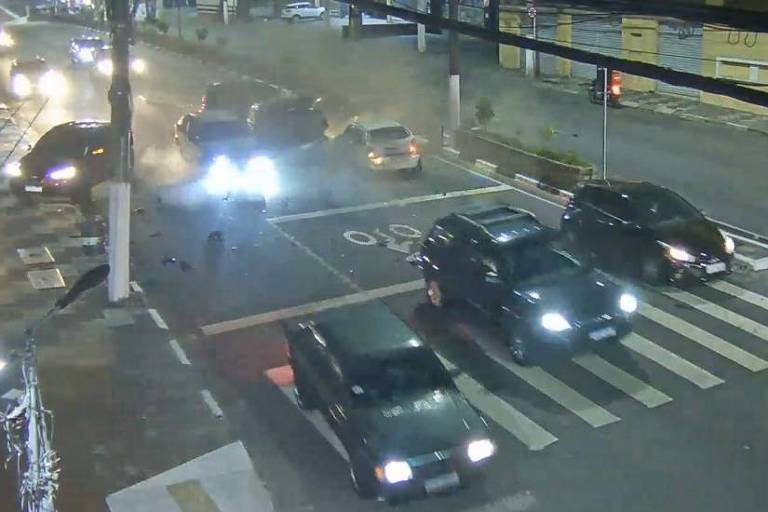 Vídeo mostra momento em que Audi em alta velocidade bate em 5 carros em Osasco