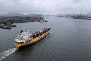 Problemas de infraestrutura em portos brasileiros onde a pouca profundidade impede acesso de navios maiores: Navio navega no canal Estuario de Santos (no Porto de Santos) em direcao a saida do canal.  Foto de Drone