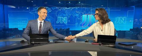 Tralli e Renata posam na bancada do Jornal Nacional