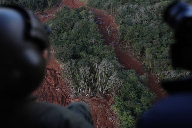 Vista de área sem vegetação a partir de helicóptero