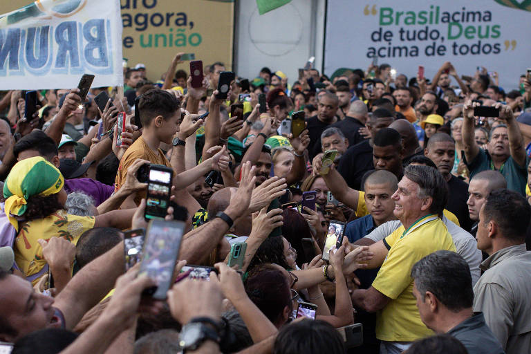 Bolsonaro vai a cidade foco de apuração sobre cartão de vacina e é exaltado por ex-prefeito investigado