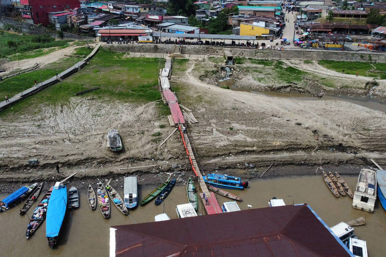 Em meio à seca, cidades do Amazonas abrem estradas de terra e levam comida a isolados