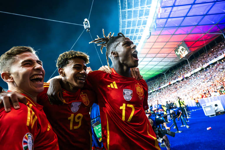 Espanhóis campeões da Eurocopa reforçam debate sobre racismo no futebol