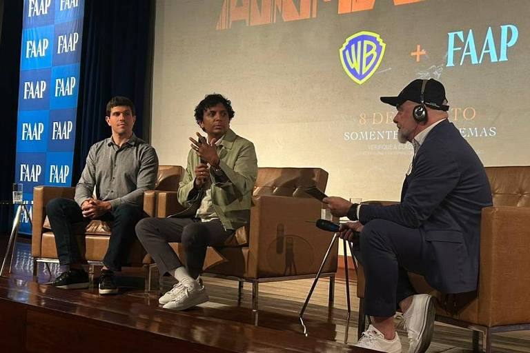 O diretor M. Night Shyamalan dá palestra para alunos da Faap, em São Paulo