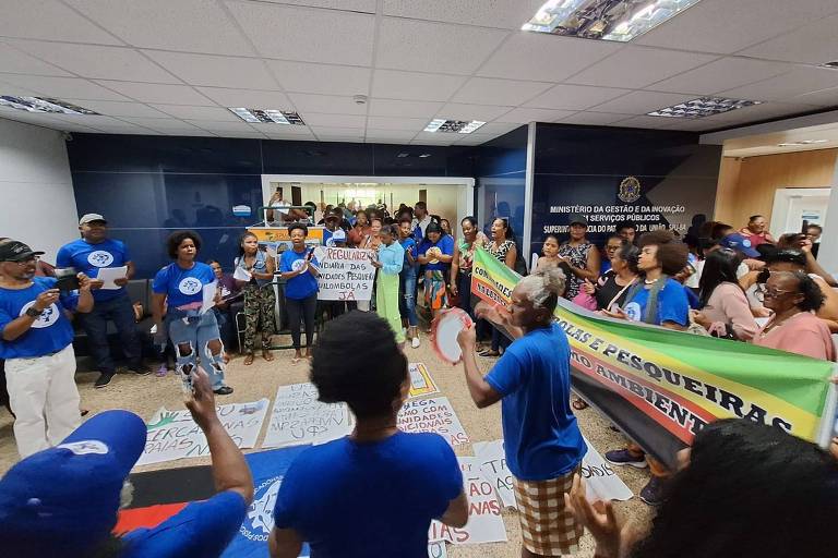 Pessoas em uma roda em uma sala