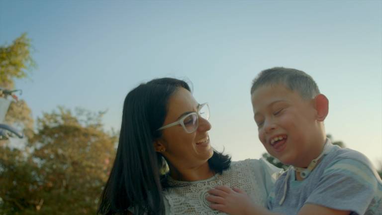 Aline Bertolozzi e o filho Léo começaram a passear ao ar livre após o uso da mochila