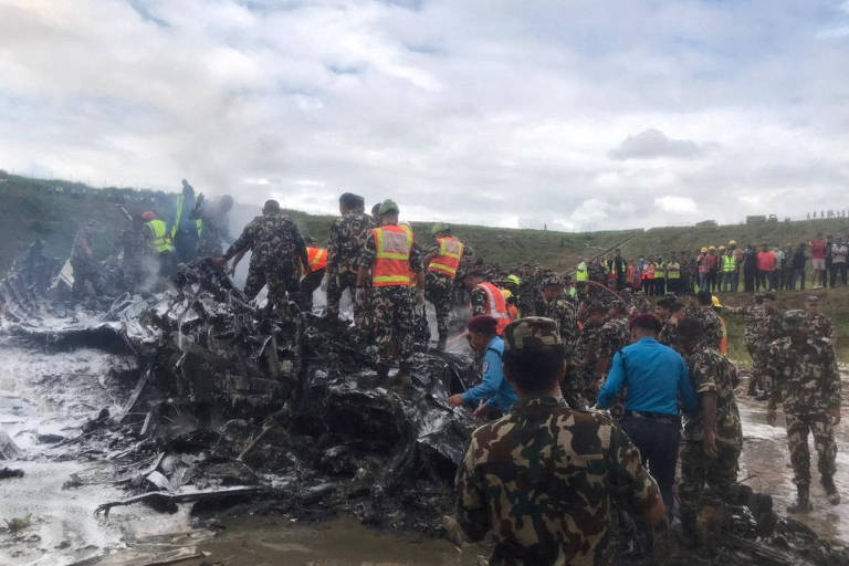 Avião cai no Nepal e ao menos 18 pessoas morrem