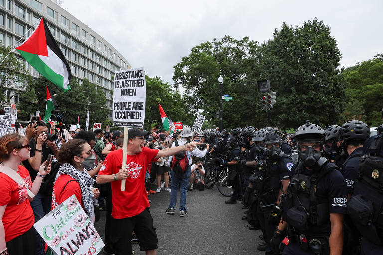 Manifestantes e policiais entram em confronto durante protesto contra Netanyahu nos EUA