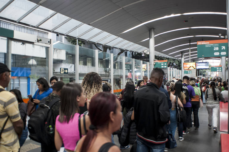 Fila de espera pelo ônibus na estação do Move, sistema que conecta Belo Horizonte às regiões metropolitanas