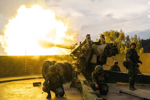 TOPSHOT - This handout photo taken and released by Taiwan's Ministry of National Defense on July 25, 2024 shows soldiers firing a 155 mm artillery piece during the annual Han Kuang military exercises on Taiwan's Matsu Islands. (Photo by Handout / Taiwan's Ministry of National Defense / AFP) / RESTRICTED TO EDITORIAL USE - MANDATORY CREDIT  