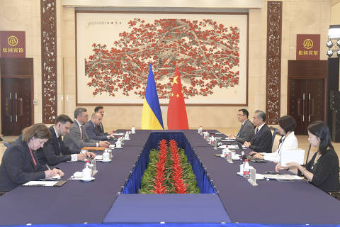 (240724) -- GUANGZHOU, July 24, 2024 (Xinhua) -- Chinese Foreign Minister Wang Yi, also a member of the Political Bureau of the Communist Party of China Central Committee, holds talks with Ukrainian Foreign Minister Dmytro Kuleba in Guangzhou, south China's Guangdong Province, July 24, 2024. (Xinhua/Lu Hanxin)