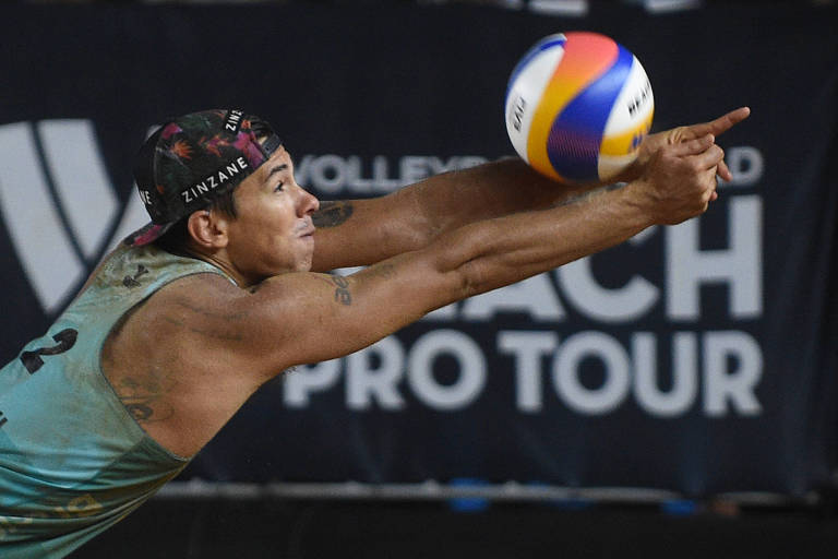 Sob olhar da Torre Eiffel, vôlei de praia do Brasil tenta reaver protagonismo