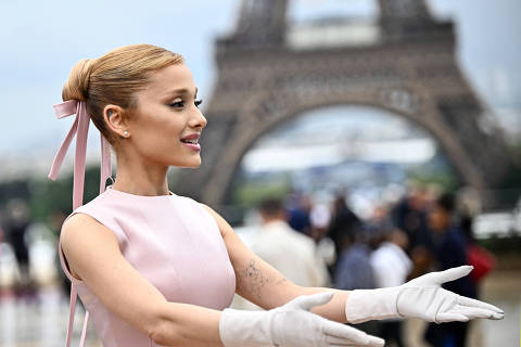Paris 2024 Olympics - Opening Ceremony - Paris, France - July 26, 2024. Singer Ariana Grande poses for a photo in front of the Eiffel Tower as she arrives for the opening ceremony. REUTERS/Dylan Martinez