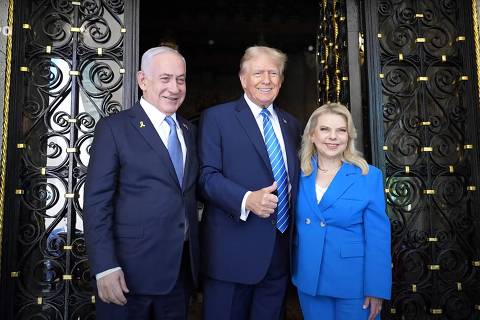 CORRECTION / This still image taken from an Israeli Government Press Office video shows Israeli Prime Minister Benjamin Netanyahu (L) and his wife Sara (R) being welcomed by former US President Donald Trump at the Mar-a-Lago Club in Palm Beach, Florida, on July 26, 2024. (Photo by Handout / Israeli Government Press Office / AFP) / The erroneous mention[s] appearing in the metadata of this photo by Handout has been modified in AFP systems in the following manner: [Mar-a-Lago Club in Palm Beach, Florida] instead of [Mar-a-Lago Club in West Palm Beach, Florida]. Please immediately remove the erroneous mention[s] from all your online services and delete it (them) from your servers. If you have been authorized by AFP to distribute it (them) to third parties, please ensure that the same actions are carried out by them. Failure to promptly comply with these instructions will entail liability on your part for any continued or post notification usage. Therefore we thank you very much for all your attention and prompt action. We are sorry for the inconvenience this notification may cause and remain at your disposal for any further information you may require.