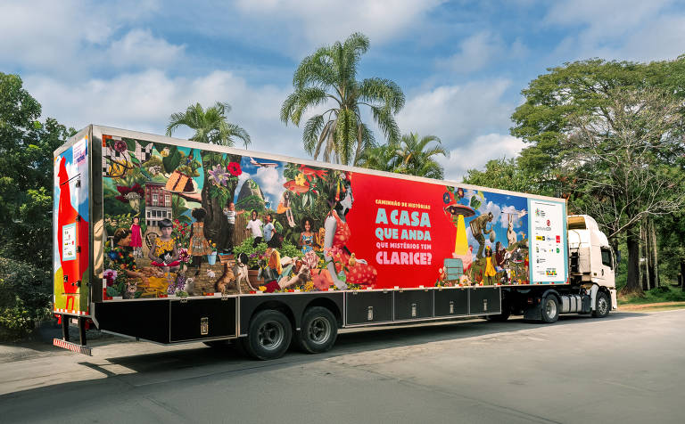Caminhão0baú de 15 metros decorado com colagem de plantas animais e a escritora Clarice Lispector