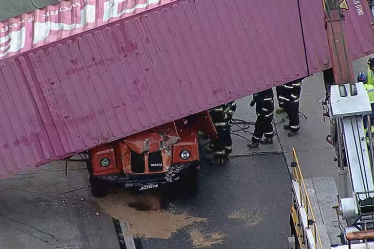 Acidente com três carretas deixa um morto no Rodoanel, em SP