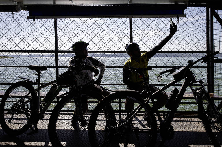 Ciclistas durante travessia de balsa do Grajaú para a Ilha do Bororé, por onde passa a rota Márcia Prado