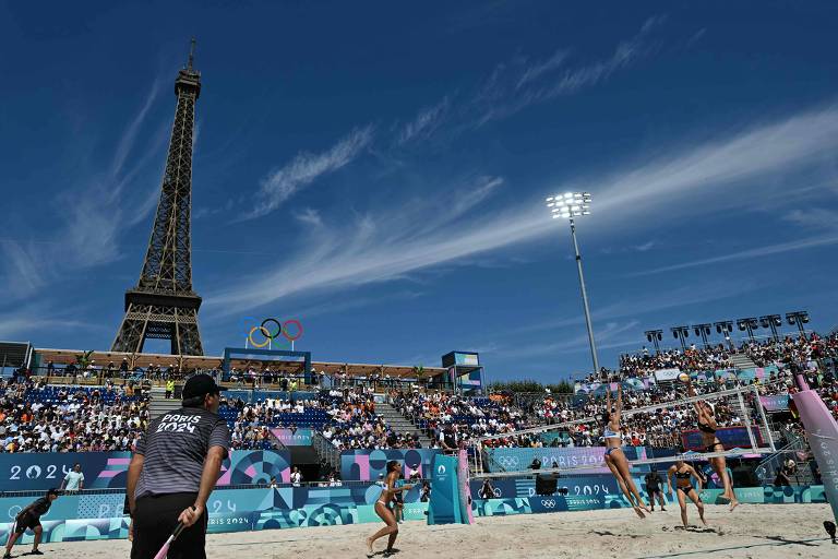 Sol brilha, e Torre Eiffel vive seu primeiro dia de praia em Paris