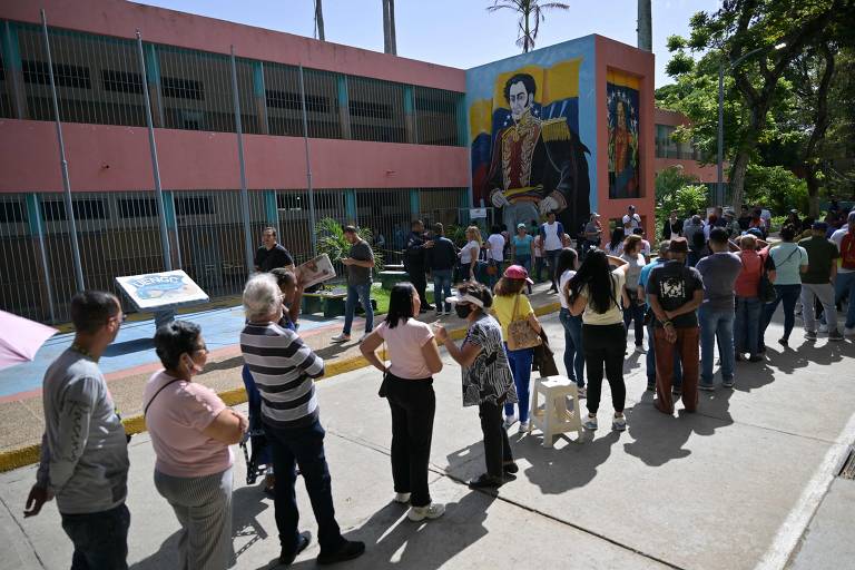 Eleitores fazem fila em seção eleitoral na cidade de Caracas durante pleito presidencial venezuelano