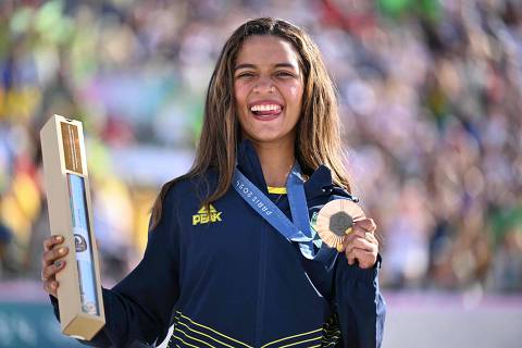 Bronze medallist Brazil's Rayssa Leal poses with her medal on the podium after the victory ceremony for the women's street skateboarding event during the Paris 2024 Olympic Games at La Concorde in Paris on July 28, 2024. (Photo by Kirill KUDRYAVTSEV / AFP)