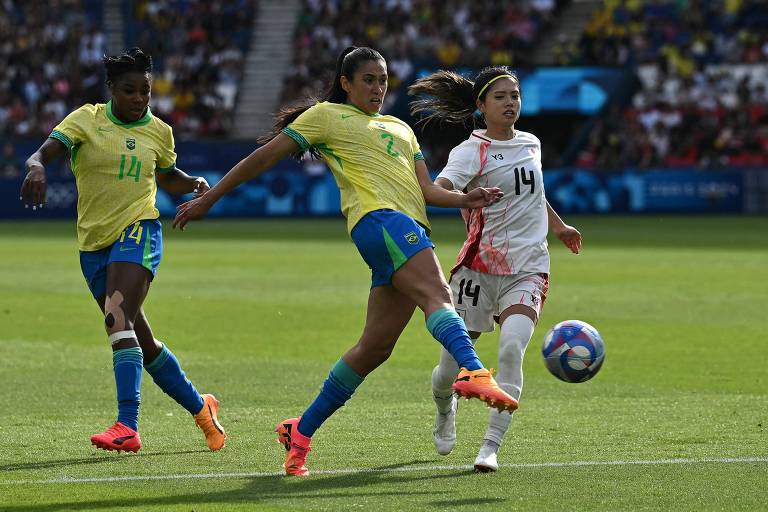 Antônia e Yui Hasegawa disputam a bola durante confronto entre Brasil e Japão em Paris