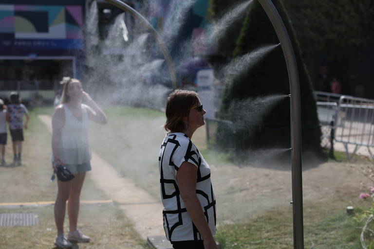 Dia de calor no Campo de Marte perto da Torre Eiffel em Paris