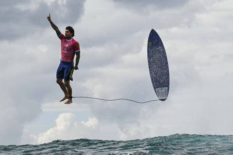TOPSHOT - Brazil's Gabriel Medina reacts after getting a large wave in the 5th heat of the men's surfing round 3, during the Paris 2024 Olympic Games, in Teahupo'o, on the French Polynesian Island of Tahiti, on July 29, 2024. (Photo by Jerome BROUILLET / AFP) / ALTERNATE CROP