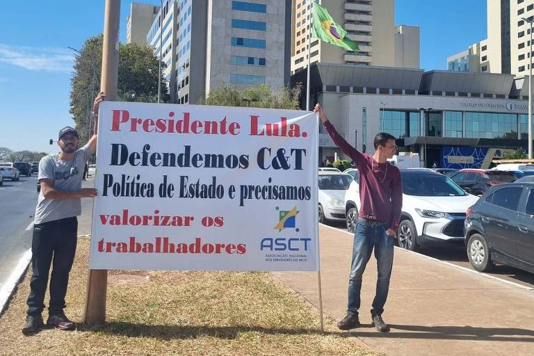 Servidores de ciência e tecnologia protestam em frente a evento com Lula