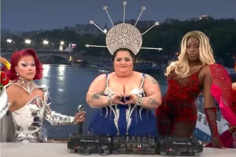 DJ francesa denuncia cyberbullying após cena com drag queens na abertura de Paris-2024