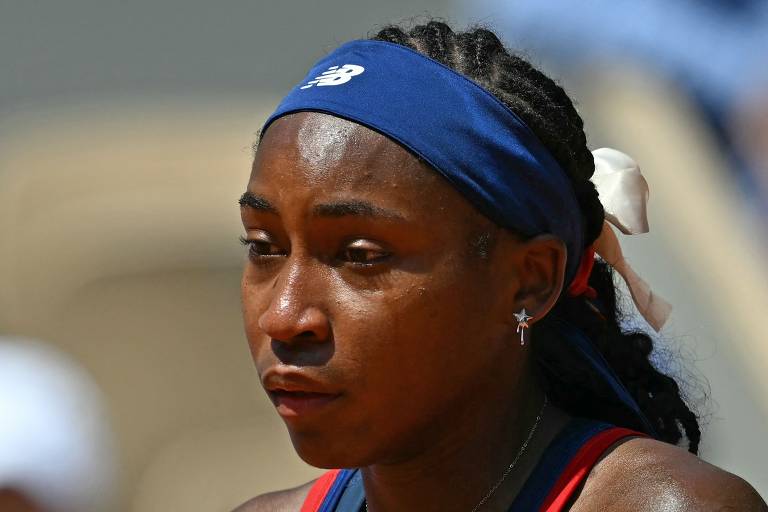 Coco Gauff, dos EUA, reage após uma decisão contrária a ela enquanto enfrenta a croata Donna Vekic durante a terceira rodada do torneio de simples feminino de tênis na quadra Philippe-Chatrier do Estádio Roland-Garros durante os Jogos Olímpicos de Paris 2024