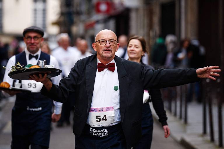 A corrida de garçons com café e croissant pelas ruas de Paris que bem poderia ser esporte olímpico