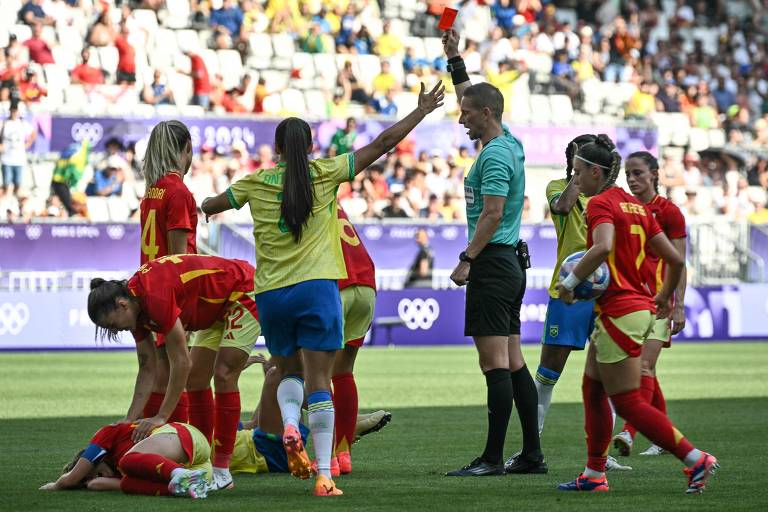 Com Marta expulsa e em prantos, Brasil perde para Espanha, mas se classifica às quartas de final