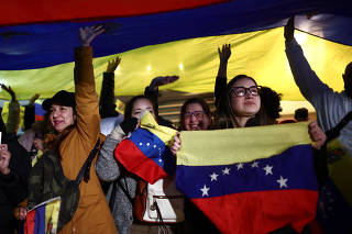 Anti-Maduro protests spread as Venezuelan opposition says he stole vote, in Buenos Aires