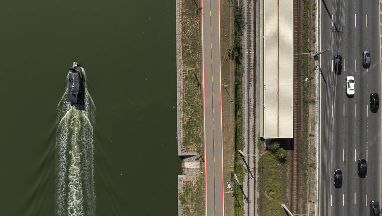 Passeio de barco gratuito mostra rio Pinheiros em novo ângulo