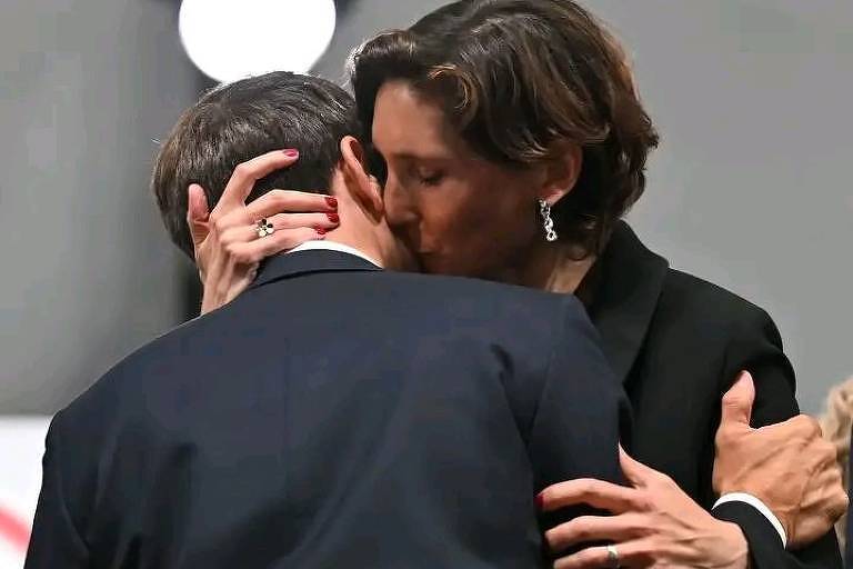 Beijo de Macron e ministra do esporte choca internet: 'Brigitte vai adorar'