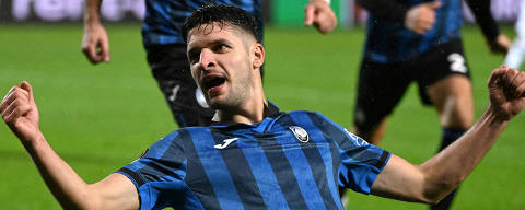 FILE PHOTO: Soccer Football - Europa League - Group D - Atalanta v SK Sturm Graz - Stadio Atleti Azzurri, Bergamo, Italy - November 9, 2023  Atalanta's Berat Djimsiti celebrates scoring their first goal REUTERS/Alberto Lingria/File Photo