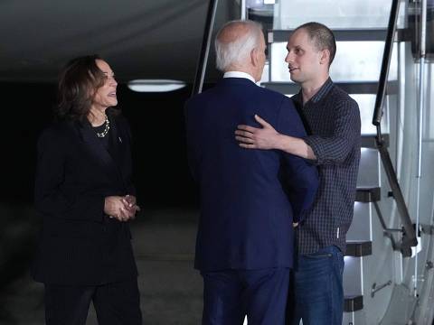 JOINT BASE ANDREWS, MARYLAND - AUGUST 1: U.S. President Joe Biden and Democratic presidential candidate, U.S. Vice President Kamala Harris greet freed prisoner Evan Gershkovich as he arrives at Joint Base Andrews on August 1, 2024 at Joint Base Andrews, Maryland. The release, negotiated as part of a 24-person prisoner exchange with Russia that involved at least six countries, is the largest prisoner exchange in post-Soviet history.   Andrew Harnik/Getty Images/AFP (Photo by Andrew Harnik / GETTY IMAGES NORTH AMERICA / Getty Images via AFP)